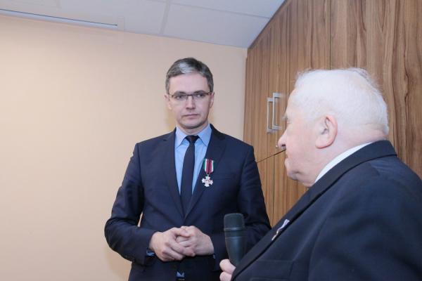 Marszałek odznaczony Kombatanckim Krzyżem Zwycięstwa