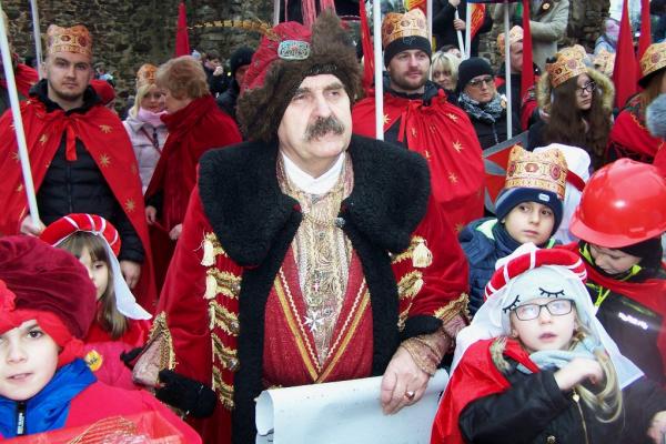 Król Czerwony Lech Sulimierski z darami - foto Krzysztof Herod