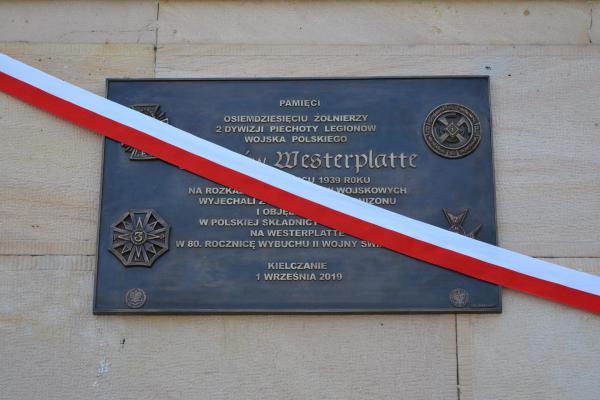 Odsłonięcie pamiątkowej tablicy przed Wojewódzkim Domem Kultury