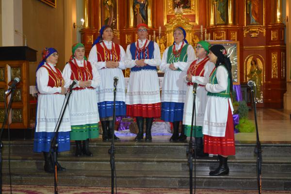 Zespół Śpiewaczy Smarkowianki z MGOKiS w Stąporkowie w utworze Jezu z miłości na krzyżu rozpięty - II miejsce w kategorii zespoły ludowe 