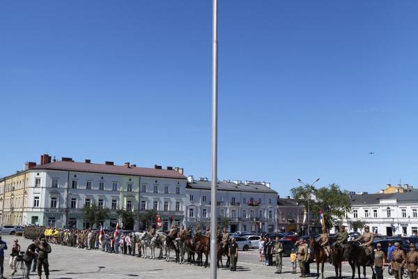 Kadrówka wchodzi do Kielc - foto Radosław Wojcieszek