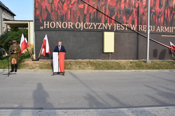 Odsłonięcie muralu HONOR OJCZYZNY JEST W RĘKU ARMII w Kielcach - foto Krzysztof Herod