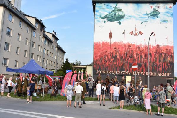 Odsłonięcie muralu HONOR OJCZYZNY JEST W RĘKU ARMII w Kielcach - foto Krzysztof Herod