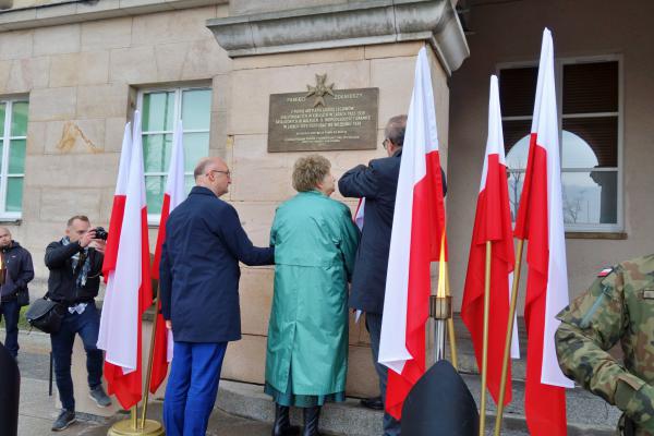 Odsłonięcie tablicy upamiętniającej żołnierzy 2 PALL