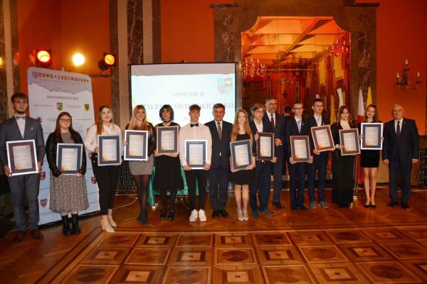 Talenty Świętokrzyskie 2022 – nagrodzono najzolniejszych uczniów i studentów