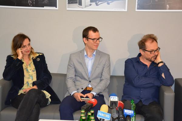 24.05. | Konferencja prasowa. Od lewej: Valérie Crouzet (kostiumy), Krzysztof Rogoza (tłumacz), Dan Jemmett (reżyser)  - Fot.: Agnieszka Markiton (PIK)