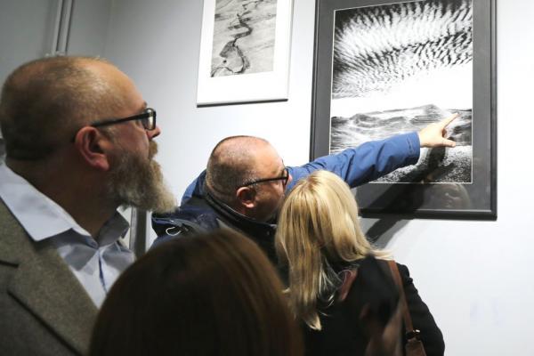 Wernisaż wystawy fotografii Pawła Pierścińskiego w Galerii 