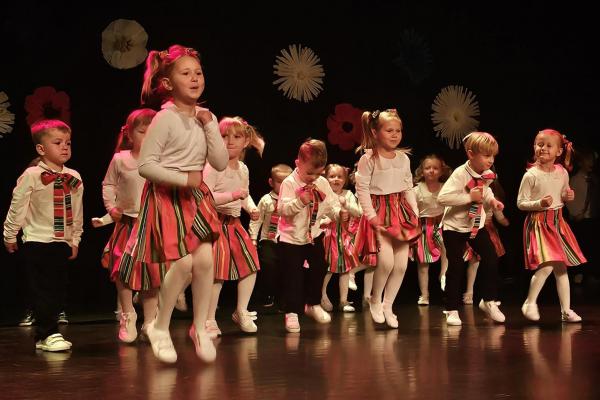 Spektakl „Dwa serduszka, czyli jak to kiedyś na wsi bywało” w WDK