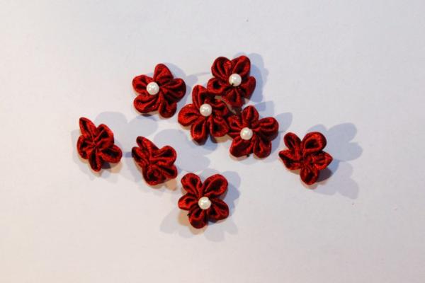 Małe, czerwone, sztuczne różyczki z perełkami - Fot. Agnieszka Markiton