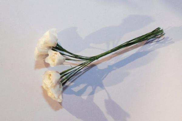 Białe, sztuczne różyczki - Fot. Agnieszka Markiton