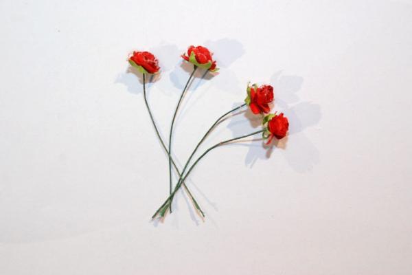 Małe, czerwone, sztuczne różyczki - Fot. Agnieszka Markiton