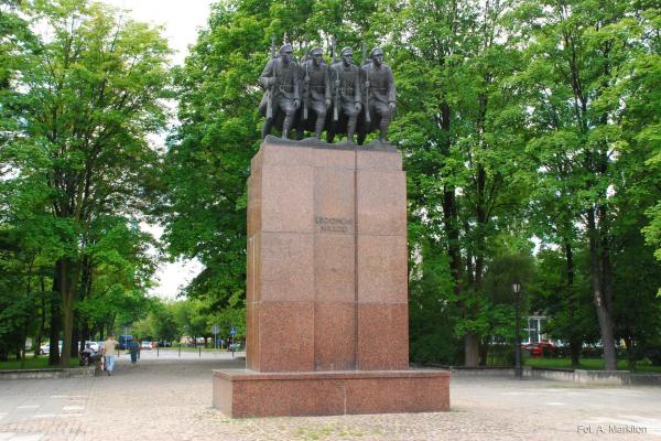 Pomnik - Pomnik autorstwa Józefa Raszki 