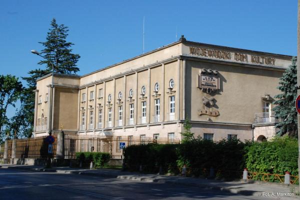 Gmach PW i WF - Bryła budynku z datą ukończenia budowy