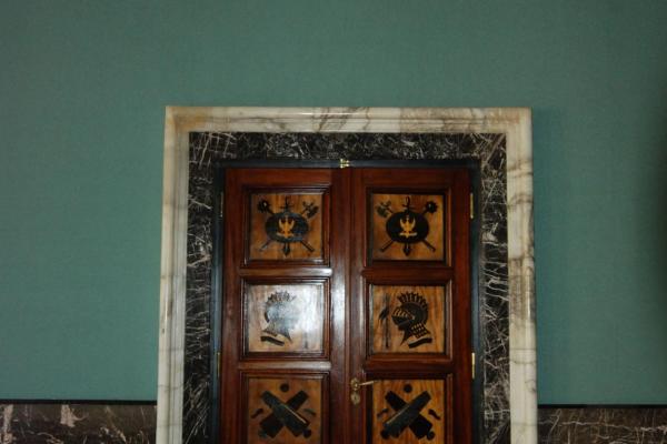 Gmach PW i WF - Intarsjowane drzwi sali kominkowej