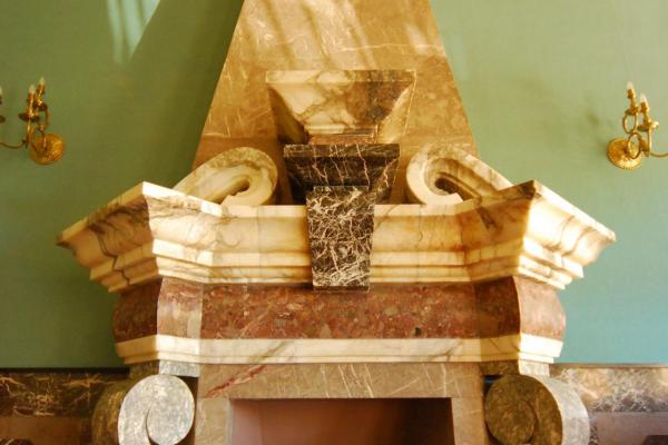 Gmach PW i WF - Marmurowy kominek 