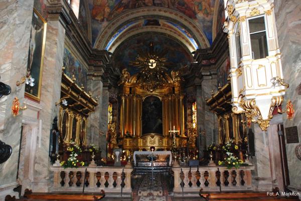 Katedra - Rokokowa, kamienna balustrada oddzielająca prezbiterium od nawy głównej - Fot. Agnieszka Markiton