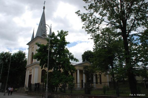 Kościół ewangelicki - Klasycystyczna bryła kościoła