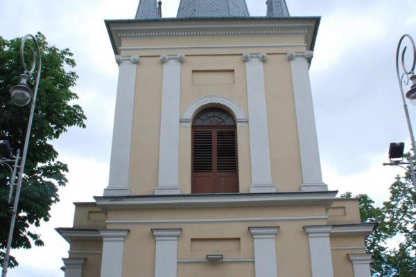 Kościół ewangelicki - Fasada jednonawowego kościoła z dwukondygnacyjną wieżą