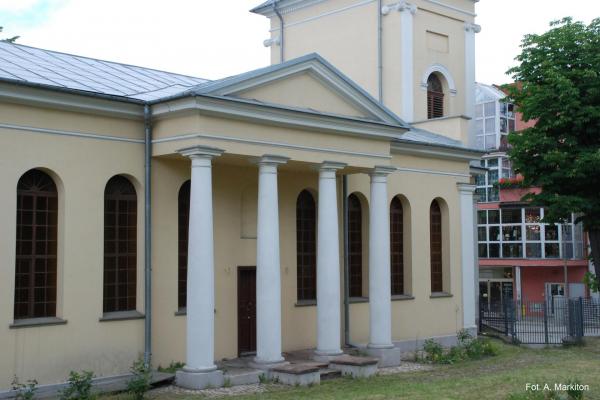 Kościół ewangelicki - Portyk oparty na czterech toskańskich kolumnach zwieńczony tympanonem