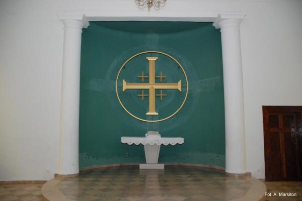 Kościół ewangelicki - Ołtarz główny w niewielkiej absydzie