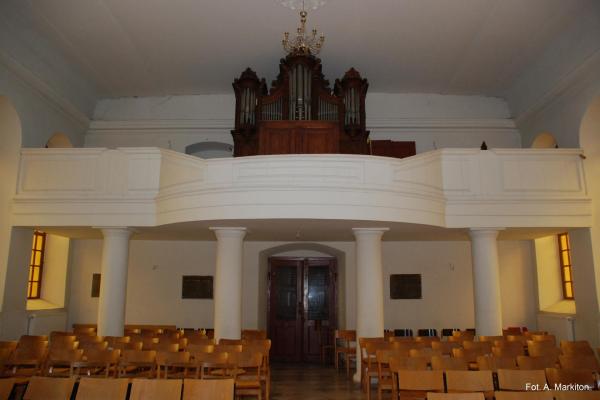 Kościół ewangelicki - Chór muzyczny wsparty na kolumnach w stylu toskańskim