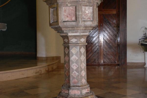 Kościół ewangelicki - Marmurowa chrzcielnica z inskrypcją