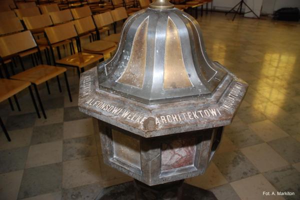 Kościół ewangelicki - Inskrypcja chrzcielnicy „… inicjatorowi i założycielowi …”