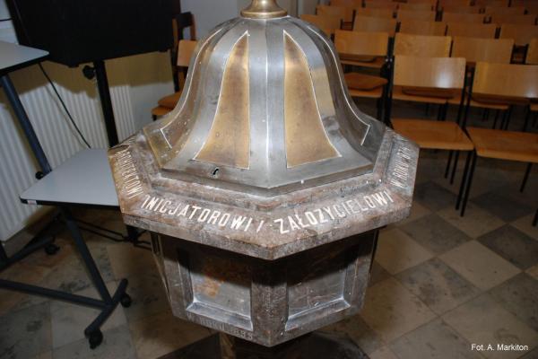 Kościół ewangelicki - Inskrypcja chrzcielnicy „… w roku 1874 Przedsiębiorstwa …”