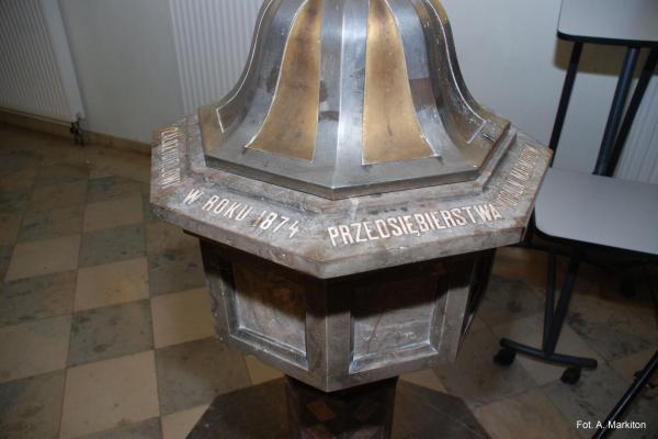 Kościół ewangelicki - Inskrypcja chrzcielnicy „Alfonsowi Welke architektowi …”