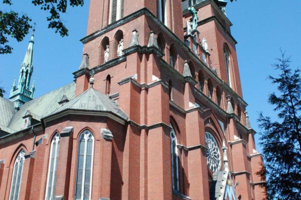 Kościół św. Krzyża - Świątynia wykonana z niepokrytej tynkiem cegły - Fot. Agnieszka Markiton