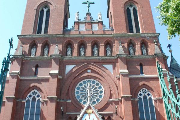 Kościół św. Krzyża - Świątynia halowa, trójnawowa - Fot. Agnieszka Markiton