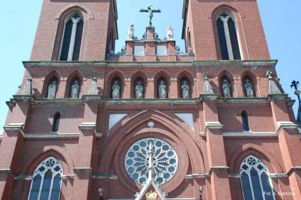 Kościół św. Krzyża - Pod szczytem 12 apostołów we wnękach  - Fot. Agnieszka Markiton