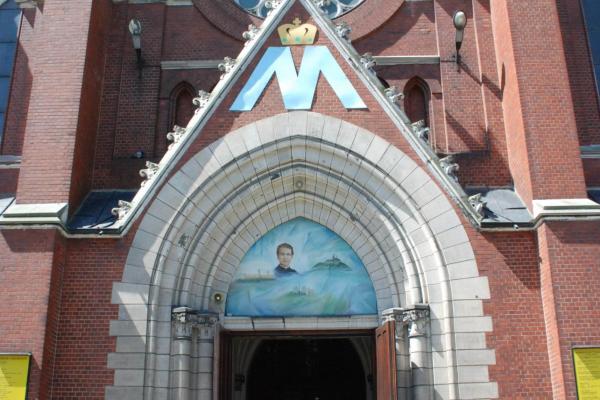 Kościół św. Krzyża - Portal wejściowy zdobiony kwiatonem i żabkami, a nad nim rozeta - Fot. Agnieszka Markiton