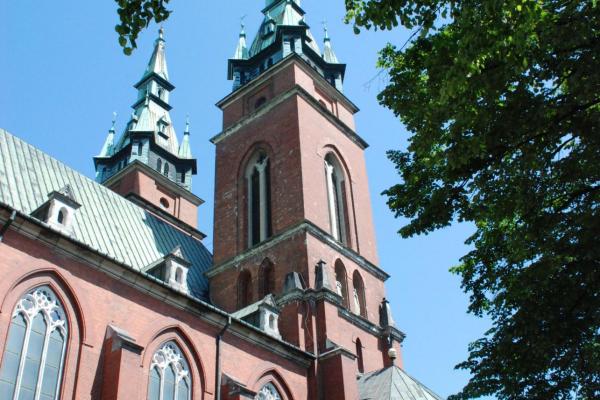 Kościół św. Krzyża - Ostrołukowe okna i przypory w elewacji bocznej  - Fot. Agnieszka Markiton