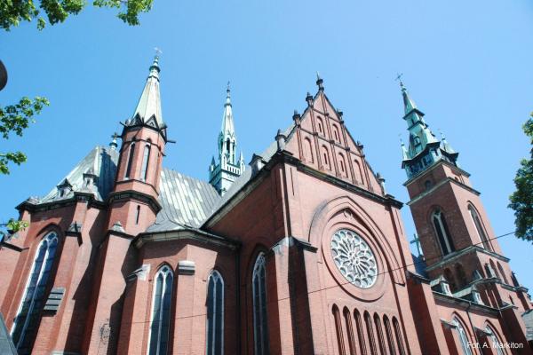 Kościół św. Krzyża - Trójkątny szczyt z kwiatonem i żabkami wieńczący transept - Fot. Agnieszka Markiton