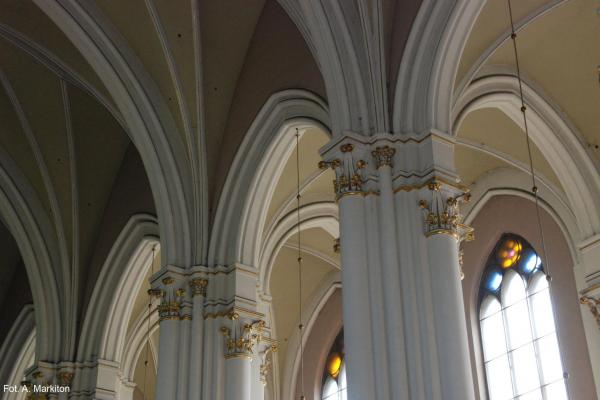 Kościół św. Krzyża - Filary podtrzymujące sklepienia - Fot. Agnieszka Markiton