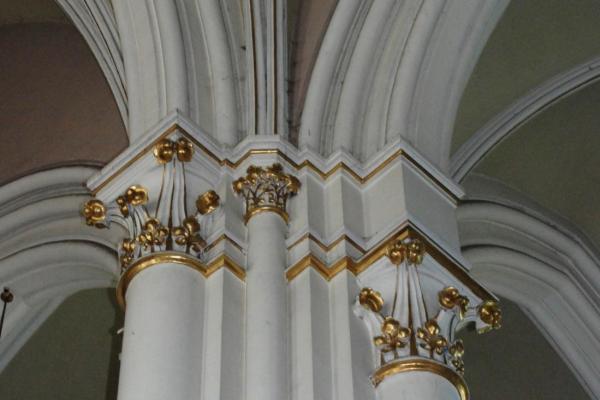 Kościół św. Krzyża - Głowica filaru zdobiona motywem roślinnym - Fot. Agnieszka Markiton