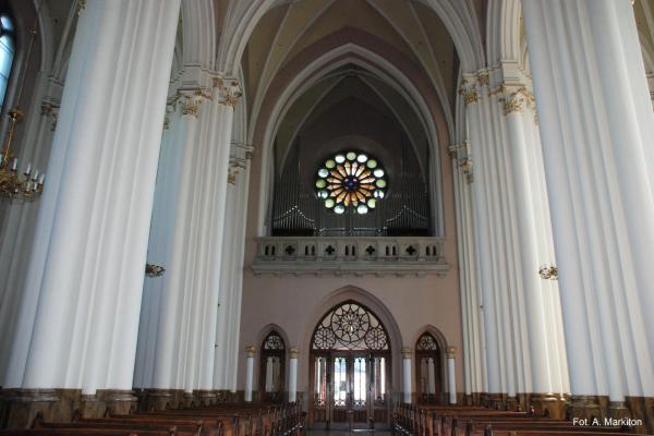 Kościół św. Krzyża - Nawa główna w stronę wejścia - Fot. Agnieszka Markiton