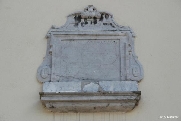Kościół św. Wojciecha - Marmurowa tablica z datą ukończenia budowy pierwszego murowanego kościoła – 1763 r. - Fot. Agnieszka Markiton