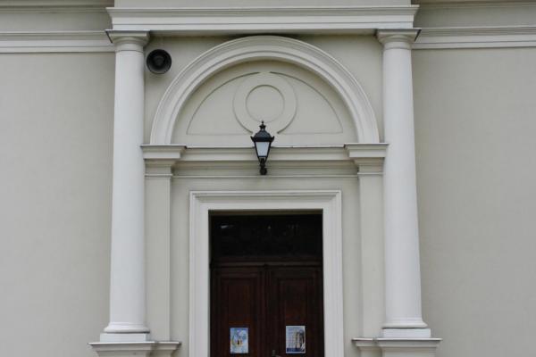 Kościół św. Wojciecha - Portal wejściowy zamknięty półkolistym tympanonem  - Fot. Agnieszka Markiton