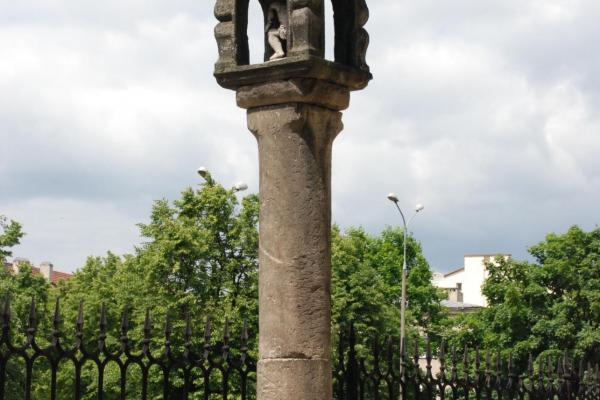 Kościół św. Wojciecha - Kamienna latarnia zmarłych z 1732 r. wmurowana w ogrodzenie - Fot. Agnieszka Markiton