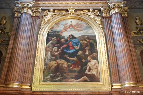 Kościół św. Wojciecha - Obraz Jana Styki w ołtarzu głównym otoczony korynckimi kolumnami - Fot. Agnieszka Markiton