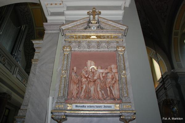 Kościół św. Wojciecha - Jedna ze stacji drogi krzyżowej w oprawie klasycystycznej - Fot. Agnieszka Markiton