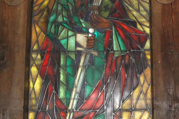 Białogoński Kościół - Okno z witrażem w prezbiterium - Fot. Agnieszka Markiton