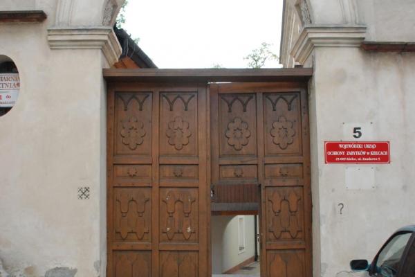 Pałacyk Zielińskiego - Brama z półkolistym łukiem i niszami - Fot. Agnieszka Markiton