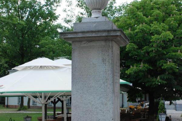 Pałacyk Zielińskiego - Słup pamiątkowy z nazwiskami zasłużonych artystów - Fot. Agnieszka Markiton