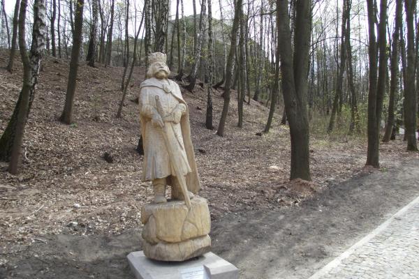 Jedna z rzeźba przy drodze prowadzącej na zamek - Fot. Agnieszka Markiton