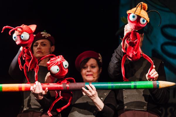 Spektakl MY SIĘ MAMY NIE SŁUCHAMY. - Fot.: Bartek Warzecha