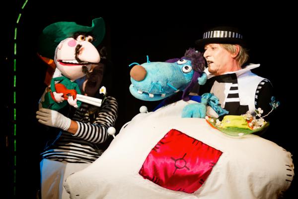 Spektakl O WILKU I CZERWONYM KAPTURKU. - Fot.: Bartek Warzecha