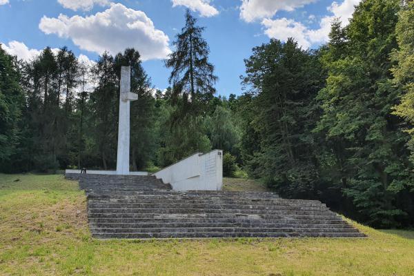 Kozubów - gm. Pińczów - Pomnik partyzanckiej Republiki Pińczowskiej 1944